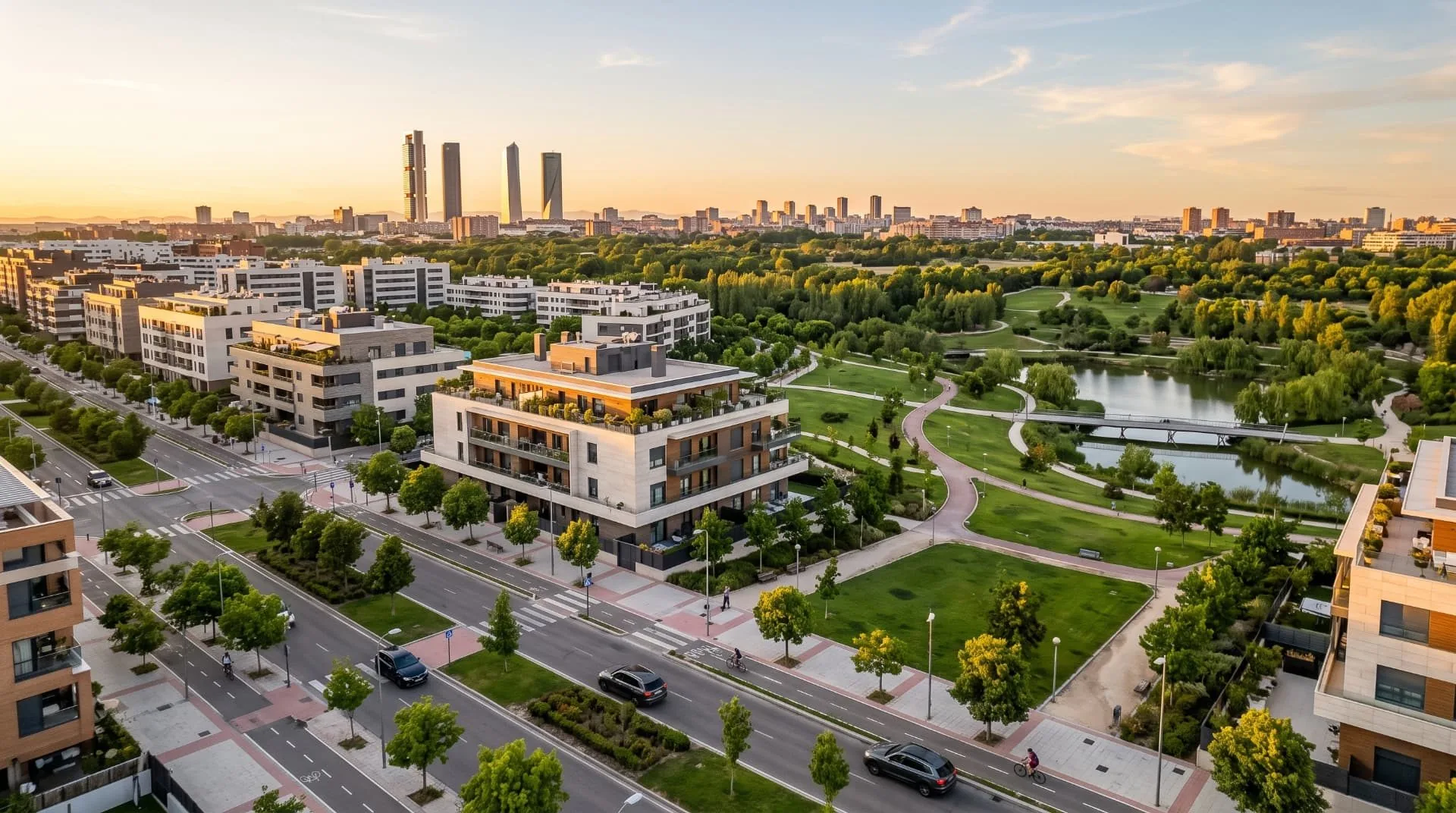 Valdebebas a Hortaleza con edifici nuovi, parco e le Cuatro Torres sullo sfondo, Madrid
