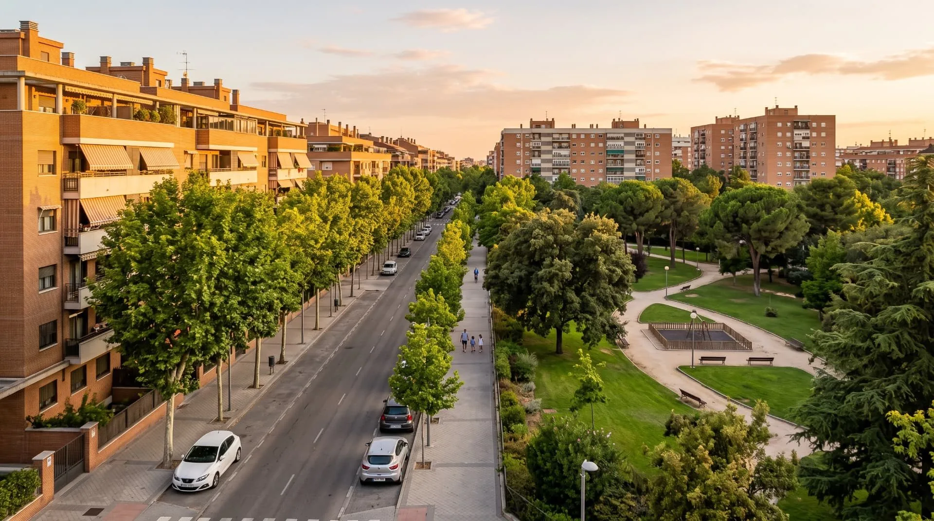 Avenida arbolada con bloques residenciales y parque en el distrito de Moratalaz, Madrid