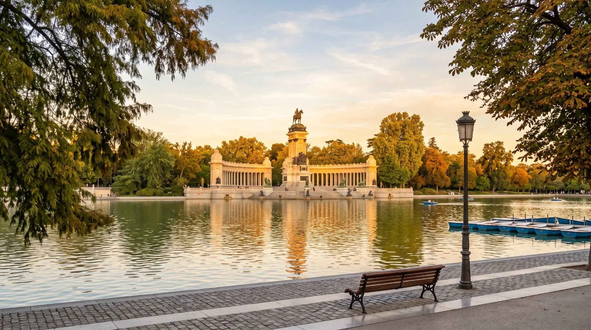 Estanque y Monumento a Alfonso XII en el Parque del Retiro, distrito de Retiro, Madrid