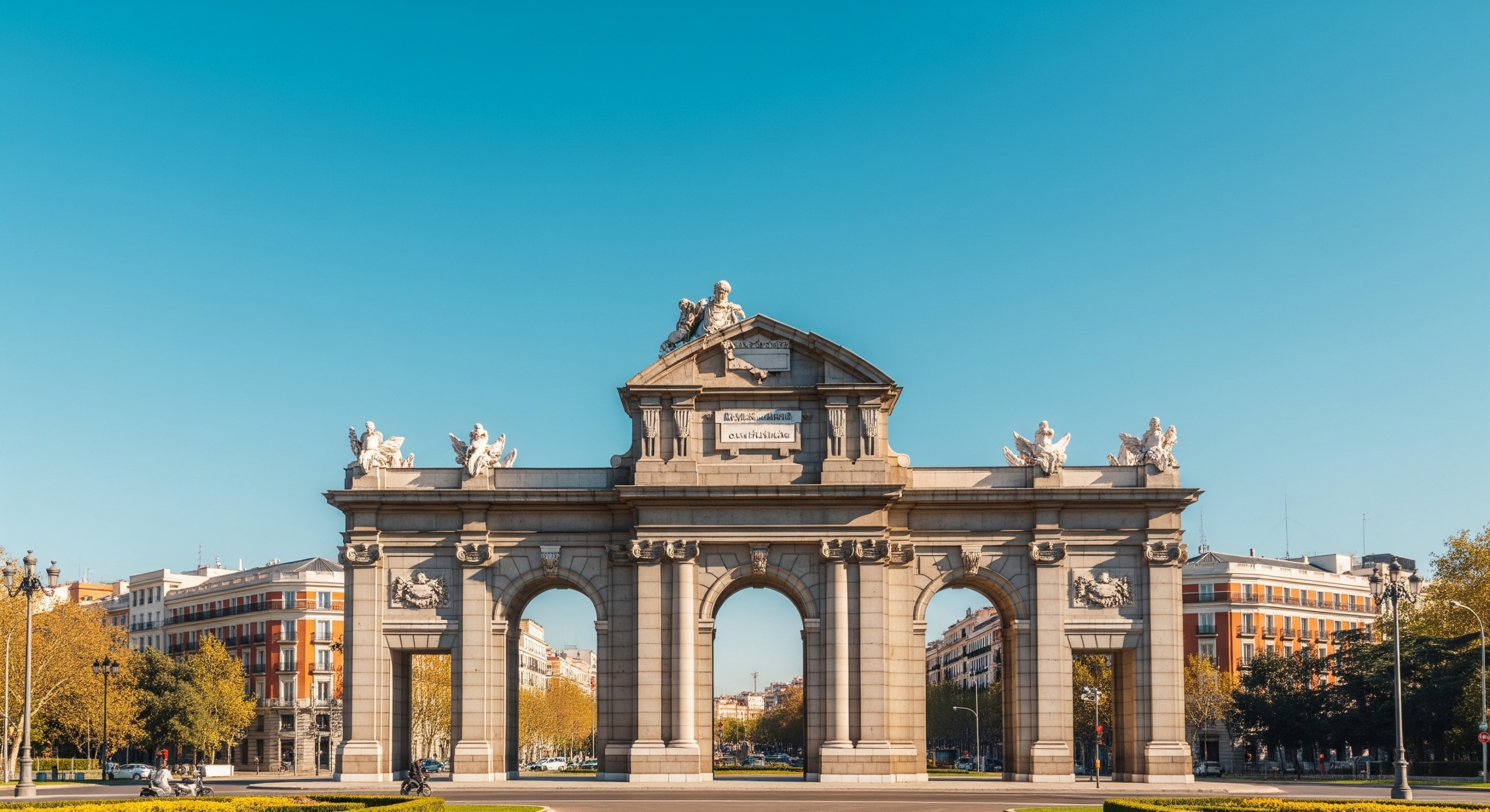 Centro del Distrito El Retiro, Madrid, con tres personas observando las calles y las oportunidades de renta y alquiler en Madrid. youhomey.