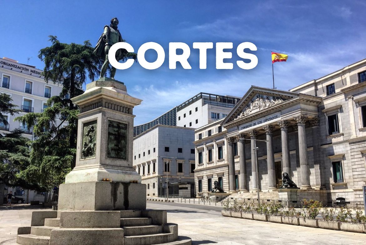 Fachada del Congreso de los Diputados y estatua de Cervantes en la Plaza de las Cortes, Madrid, con el texto 'Cortes' superpuesto, representando la inversión en este barrio.