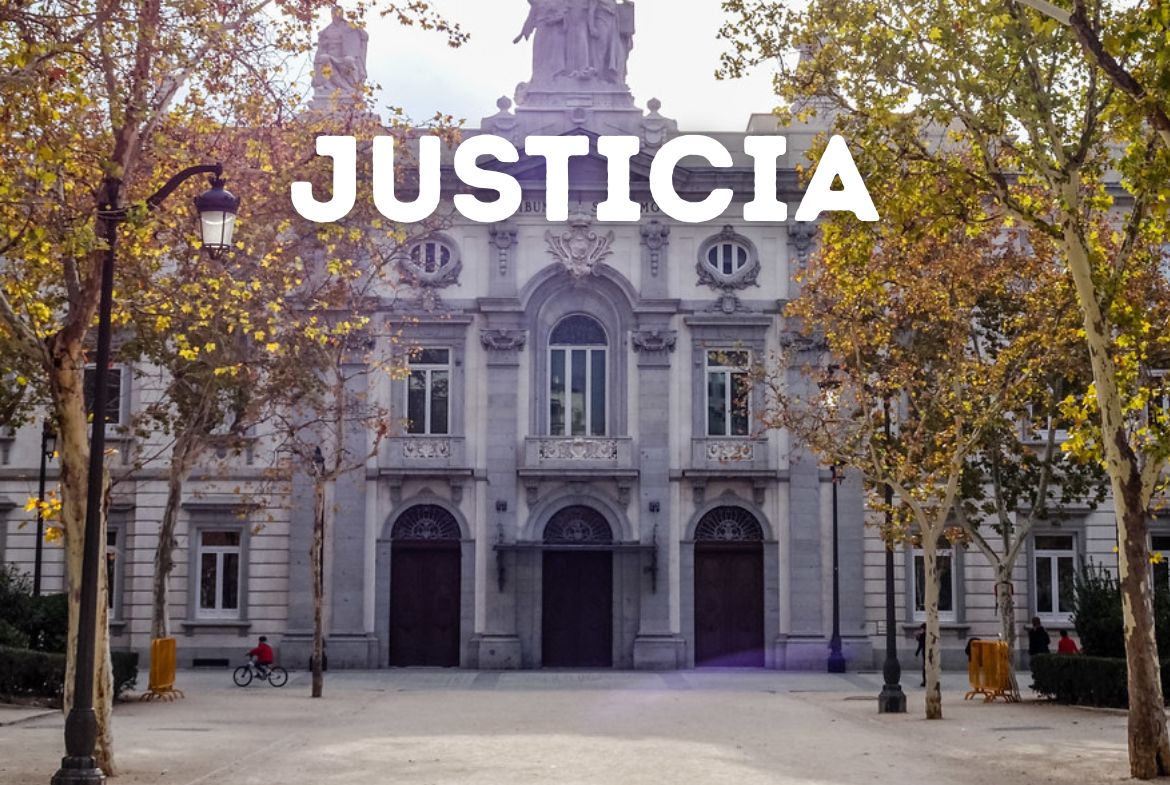 Fachada del Tribunal Supremo en el barrio de Justicia de Madrid, en otoño, con el texto 'Justicia' superpuesto, como imagen de portada para un blog de inversión inmobiliaria.