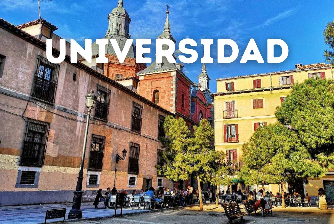 Plaza histórica del barrio Universidad de Madrid, conocido como Malasaña, llena de terrazas, ilustrando el atractivo estilo de vida para inquilinos y la inversión inmobiliaria.