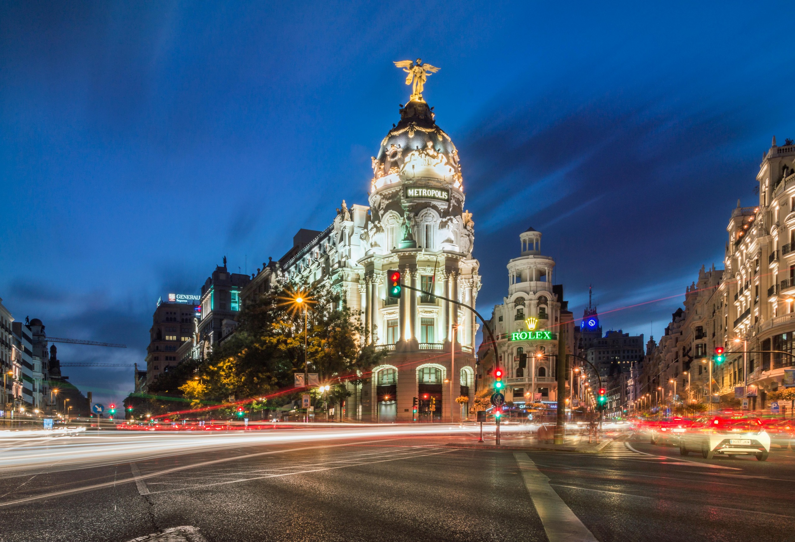 Vista nocturna del Edificio Metrópolis en el centro de Madrid, representando el núcleo urbano y el alto coste de vida que impulsa la inversión inmobiliaria hacia las zonas rurales cercanas en busca de mayor rentabilidad.