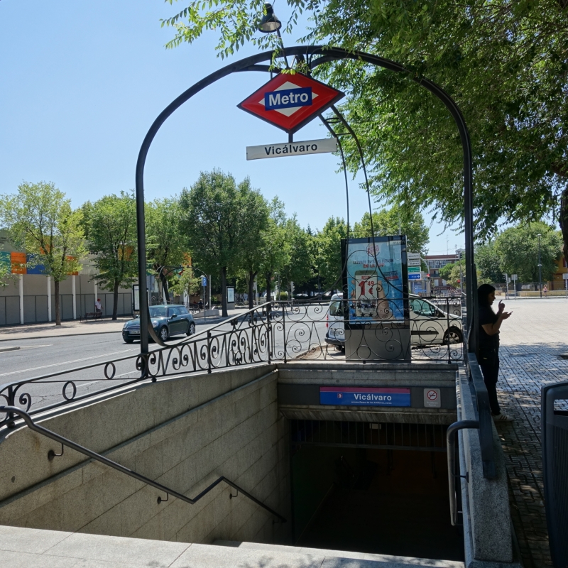 Entrada_Metro_Vicálvaro_(Madrid,_2019)