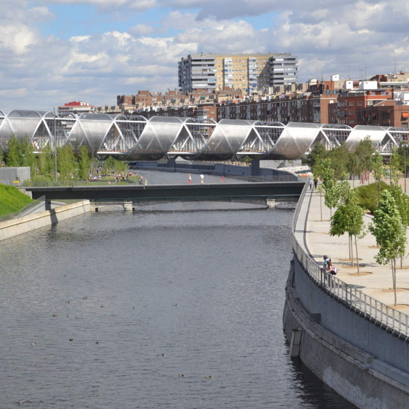 Puente de la Arganzuela y Madrid Río, destacando las zonas verdes que hacen atractivo invertir en el barrio Imperial de Madrid.